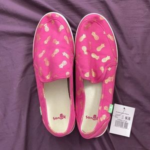 Pink pineapple Sanuk